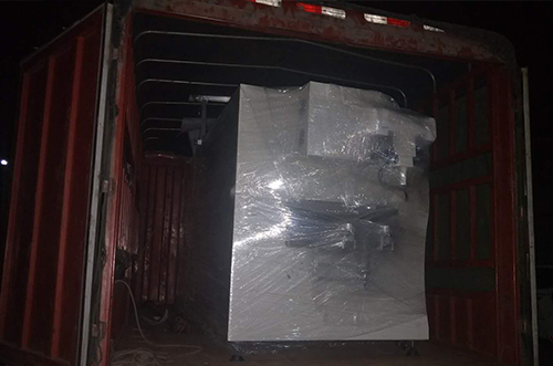 重慶客戶SMT設(shè)備專車送貨，貨到上門安裝調(diào)試