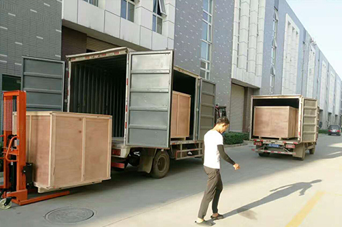 宜興客戶SMT設(shè)備專車送貨，貨到上門安裝調(diào)試