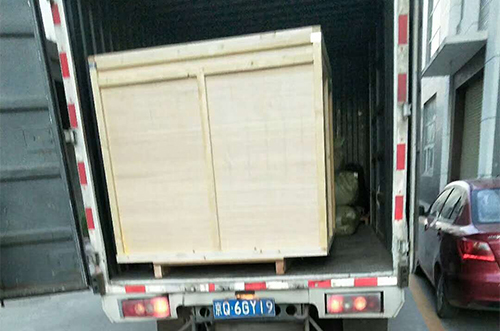 重慶客戶SMT設(shè)備專車送貨，貨到上門安裝調(diào)試