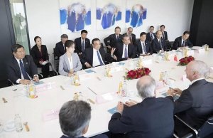 這芯片有啥奧秘，讓李克強端詳了這么久