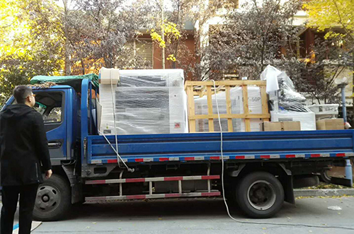 丹陽客戶SMT設(shè)備專車送貨，貨到上門安裝調(diào)試