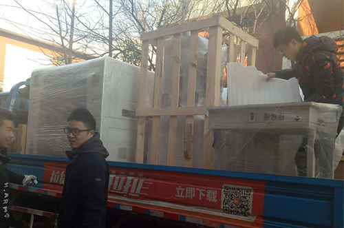 上海客戶SMT設(shè)備專車送貨，貨到上門安裝調(diào)試